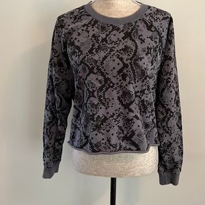 JoyLab | Animal Print | Crop Sweatshirt | Size XL | Gray Black Snakeskin Print